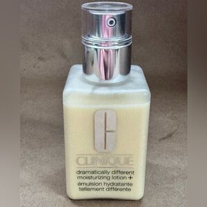 NWT Clinique Dramatically Different Moisturizing Lotion in Pump Dispenser. 125ml